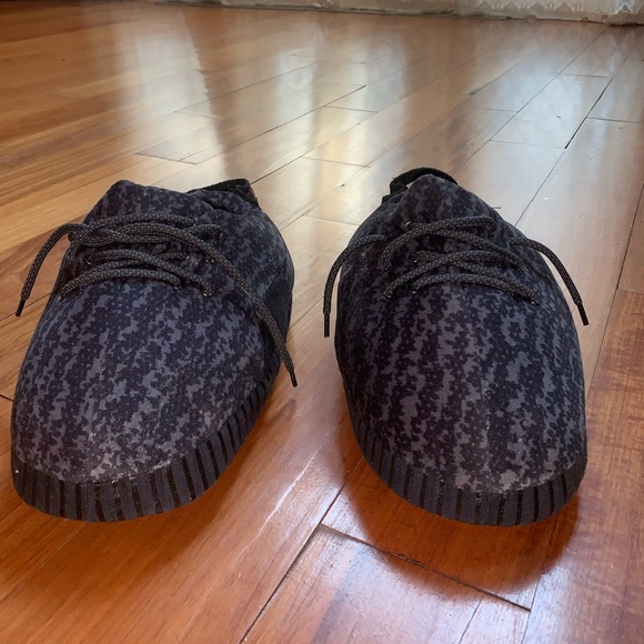 yeezy giant slippers